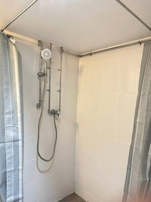 Douche, sèche-cheveux, serviettes fournies, savon