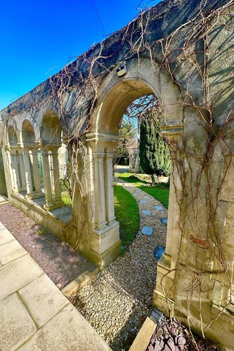 Spacious One Bedroom Cottage
