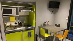 Kaffetrakter/tekoker, kjøleskap, mikrobølgeovn og kokeplater
