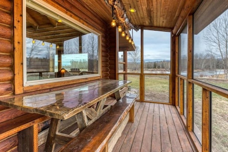 Dining. ********River Cabin Minutes To Town*****