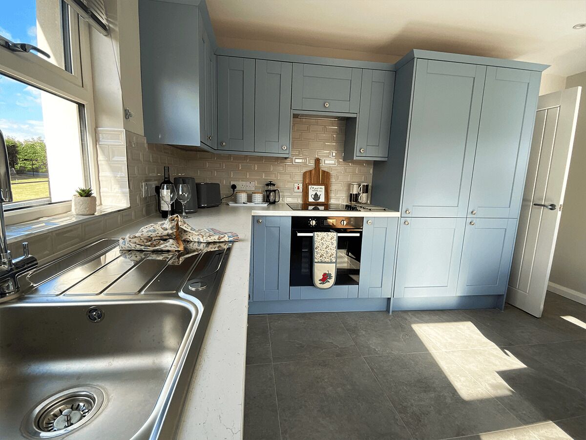 Réfrigérateur, four à micro-ondes, un four, lave-vaisselle