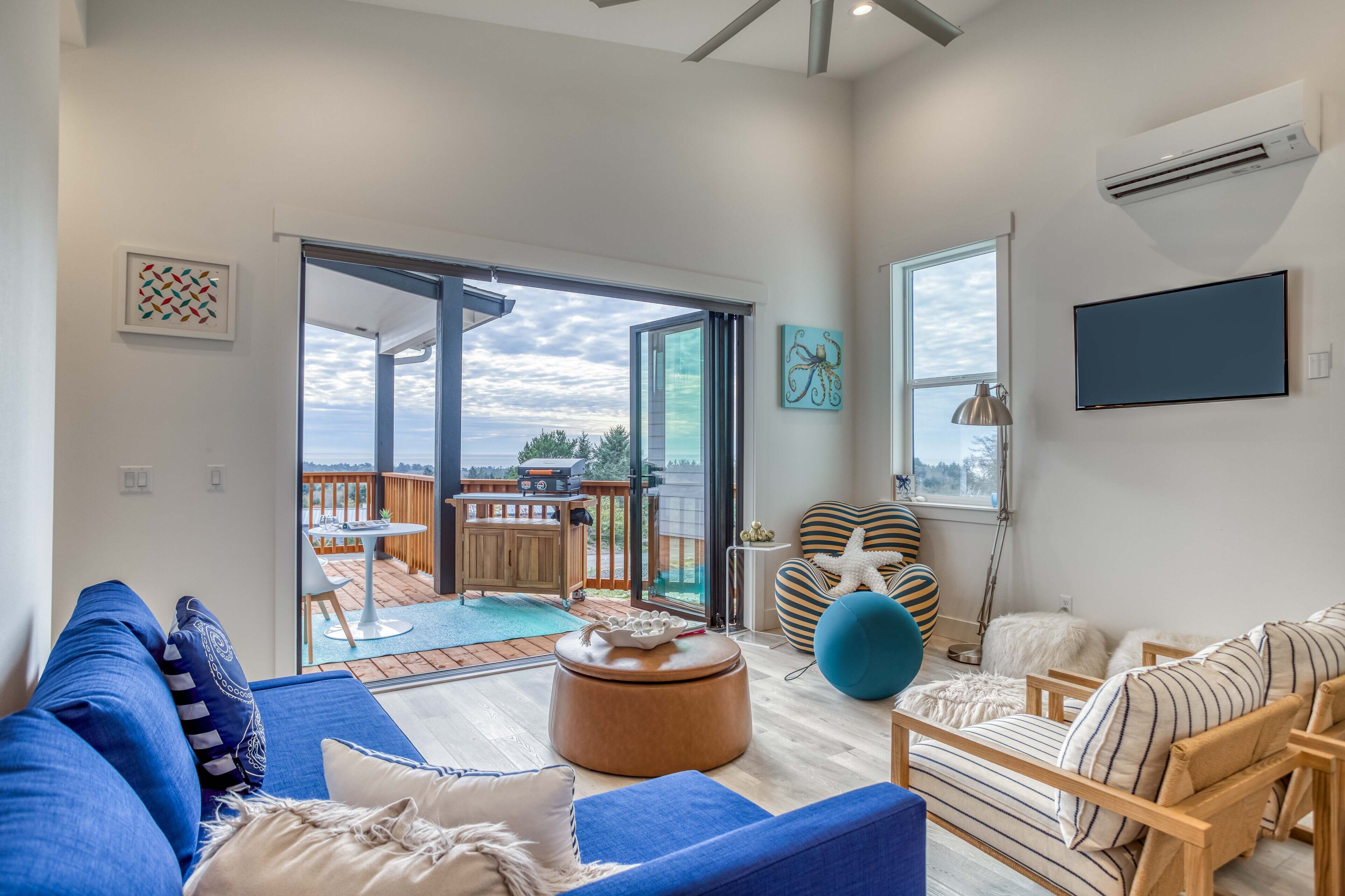 Ocean Views, NanaWall Glass Doors, Chef’s Kitchen in New Build Above Neskowin!