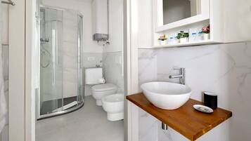 Shower, hair dryer, towels, shampoo