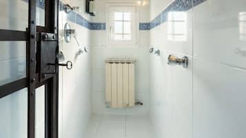 Shower, hair dryer, towels, shampoo