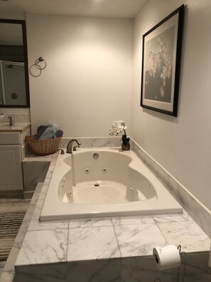 Banyera d'hidromassatge, assecador de cabells i tovalloles