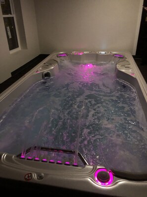Banyera d'hidromassatge coberta