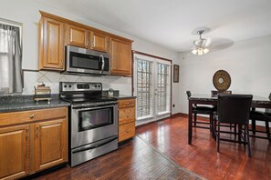 Microondas, horno, placa de cocina