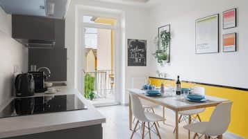 Frigorifero, microonde, forno, piano cottura