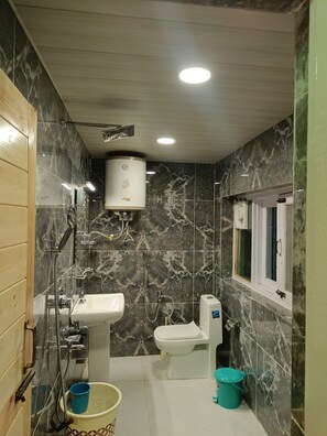 Deluxe Double or Twin Room | Bathroom | Slippers - Hotel Pahalgam View (Anantnag)