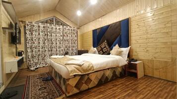 Deluxe Double or Twin Room | Desk, blackout drapes, soundproofing, iron/ironing board