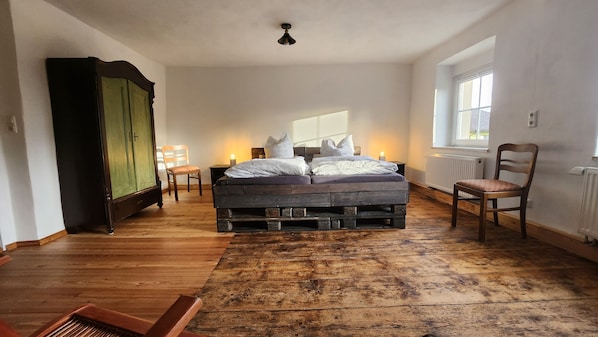 3 bedrooms, travel cot, WiFi, bed sheets