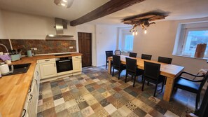 ثلاجة، فرن، موقد طهي مسطح، غسالة أطباق