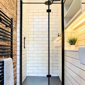 Shower, hair dryer, towels, soap - Sleek & Trendy 1BR Gem in the Heart of the City (Manchester)