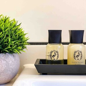 Shower, hair dryer, towels, soap - Sleek & Trendy 1BR Gem in the Heart of the City (Manchester)