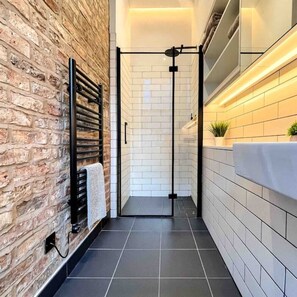 Shower, hair dryer, towels, soap - Sleek & Trendy 1BR Gem in the Heart of the City (Manchester)
