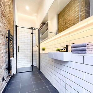 Shower, hair dryer, towels, soap - Sleek & Trendy 1BR Gem in the Heart of the City (Manchester)