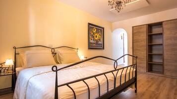 Deluxe Studio | Iron/ironing board, free WiFi, bed sheets