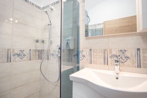 Estúdio superior | Banheiro | Chuveiro, produtos de toalete grátis, secador de cabelo, chinelos