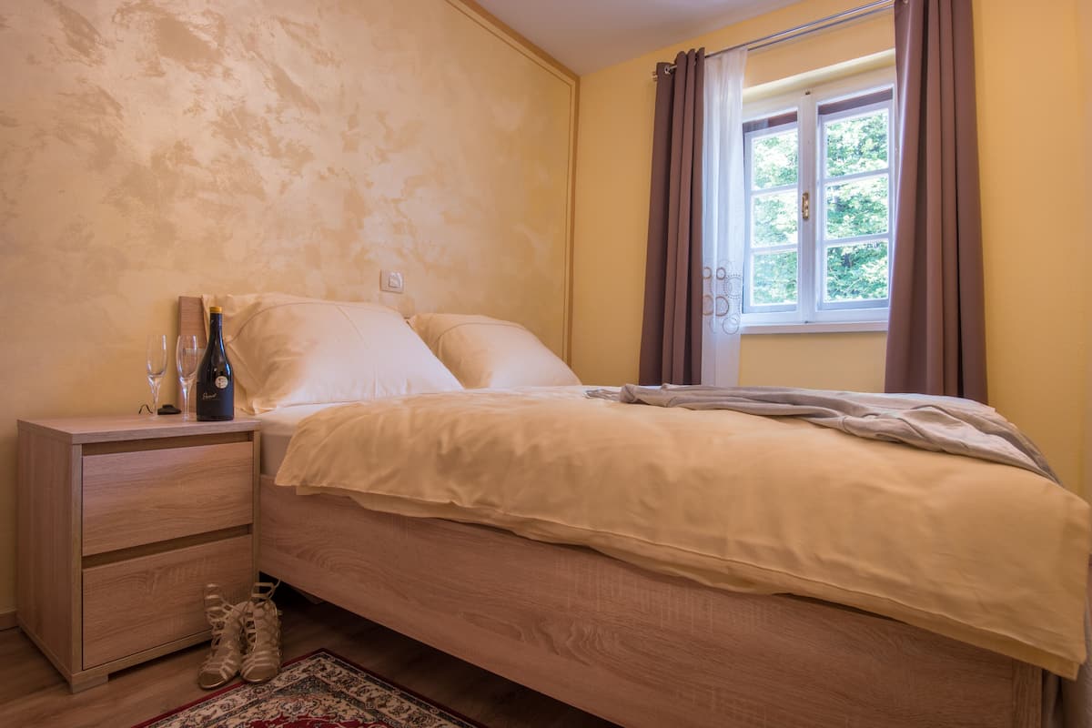 Standaard tweepersoonskamer | 1 slaapkamer, een strijkplank/strijkijzer, gratis wifi, beddengoed