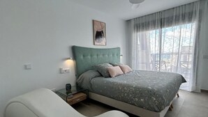 Une chambre à coucher moderne avec un lit, une table de chevet et une chaise.
