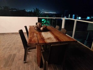 Outdoor dining - Casa Rural con Piscina Privada, Frente al mar y Parqueadero Para 3 Vehículos (La Boquilla)