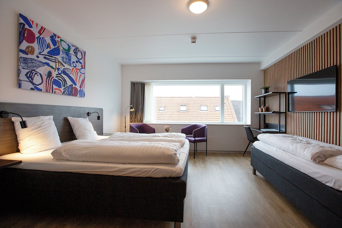 Family Room | 1 bedroom, hypo-allergenic bedding, blackout drapes, free WiFi