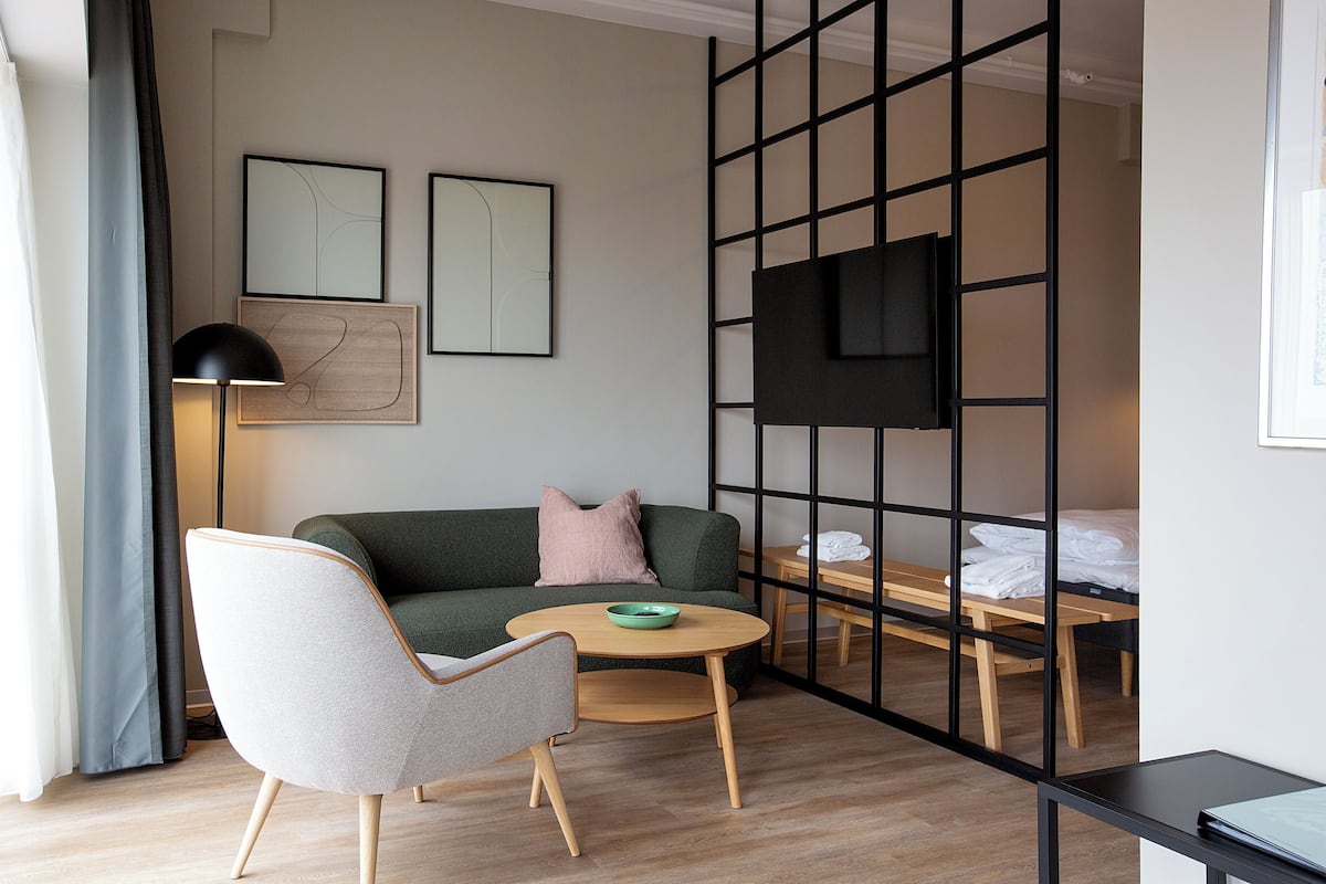 Suite | 1 bedroom, hypo-allergenic bedding, blackout drapes, free WiFi