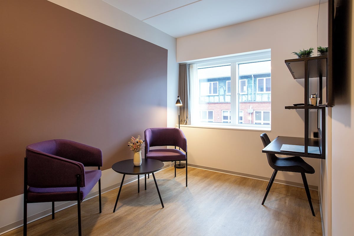 Double Plus Large | 1 bedroom, hypo-allergenic bedding, blackout drapes, free WiFi