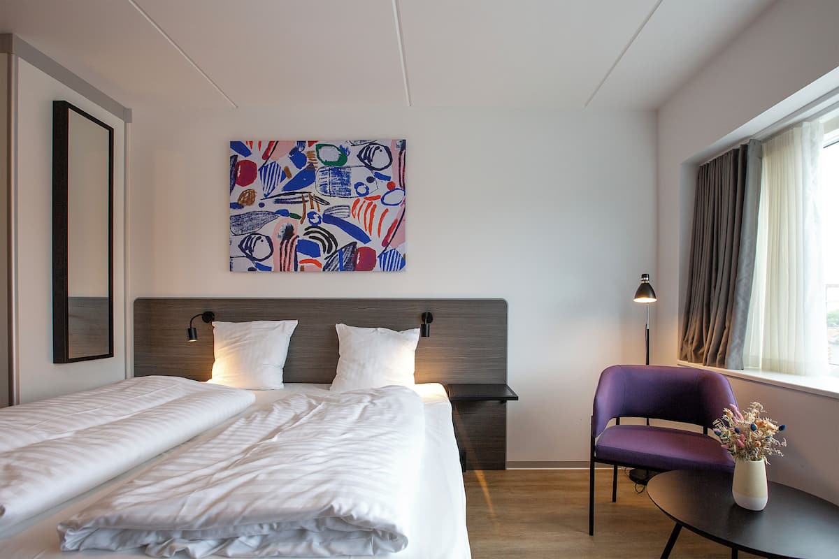 Double Plus | 1 bedroom, hypo-allergenic bedding, blackout drapes, free WiFi