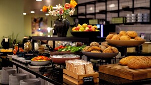 A buffet with various food items, including fruits, vegetables, and breads. - CABINN Plus Esbjerg (Esbjerg)