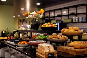 Se ofrece un desayuno continental todos los días (125 DKK por persona)