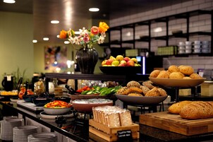 Desayuno continental diario (DKK 140 por persona)