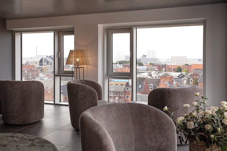 Sala de estar en el lobby. CABINN Plus Esbjerg
