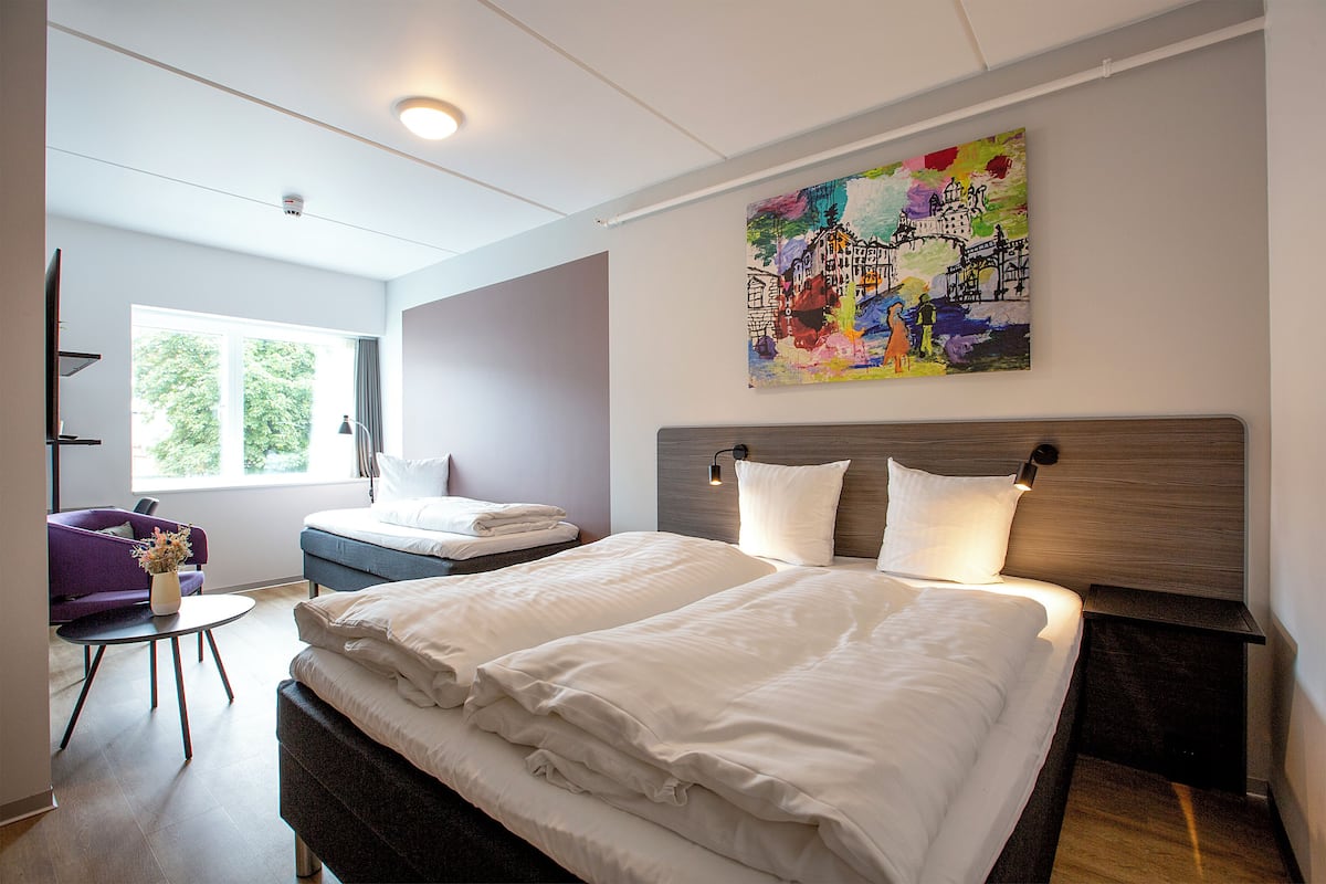 Family Room | 1 bedroom, hypo-allergenic bedding, blackout drapes, free WiFi