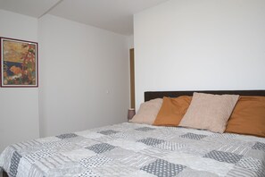 2 chambres, fer et planche à repasser, lit parapluie, Wi-Fi gratuit