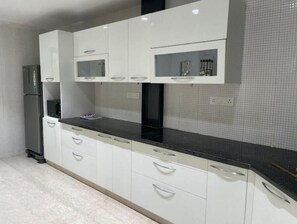 Kühlschrank, Mikrowelle, Herdplatte, Wasserkocher