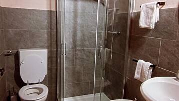 Doccia, asciugacapelli, bidet, asciugamani