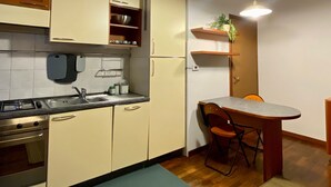 Appartement Classique | Cuisine privée | Grand réfrigérateur, micro-ondes, four, plaque de cuisson