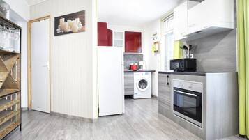 Réfrigérateur, micro-ondes, four, cafetiÚre/bouilloire