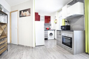 Fridge, microwave, oven, coffee/tea maker - A 2 pas de la mer - Plage à 50m (Barneville-Carteret)