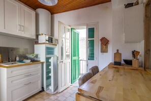 Fridge, microwave, oven, coffee/tea maker - Di Mezzu - Proche plage et vue montagnes (Corbara)