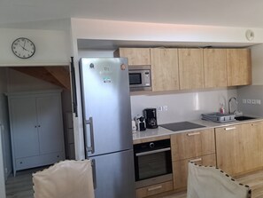 Refrigerador, microondas, horno y parrilla de estufa 