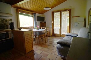 Living area - Studio Avec Véranda Dans Vallée Calme à Reynès (Reynes)