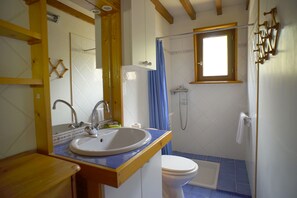 Shower, hair dryer, towels, toilet paper - Studio Avec Véranda Dans Vallée Calme à Reynès (Reynes)