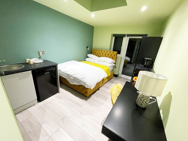 1 bedroom, iron/ironing board, WiFi, bed sheets - Letzi private en-suite, North Harrow. (North Harrow)