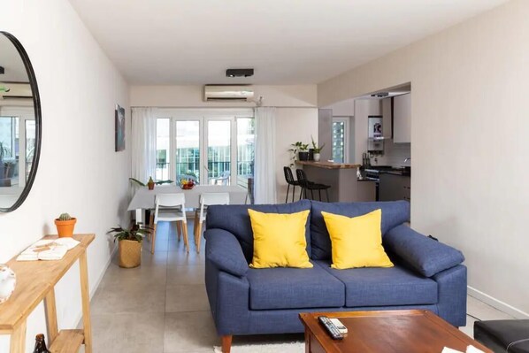 Smart TV, books - Amplio dpto-Hipodrome San Isidro (Acassuso)