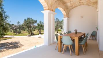 Villa, plusieurs chambres, fumeur, piscine privée | Restauration extérieure