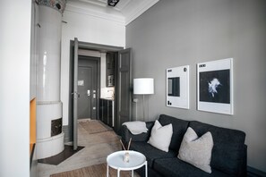 Standard Double Room | Living area | 32-inch flat-screen TV with cable channels - Guldgränd (Stockholm)