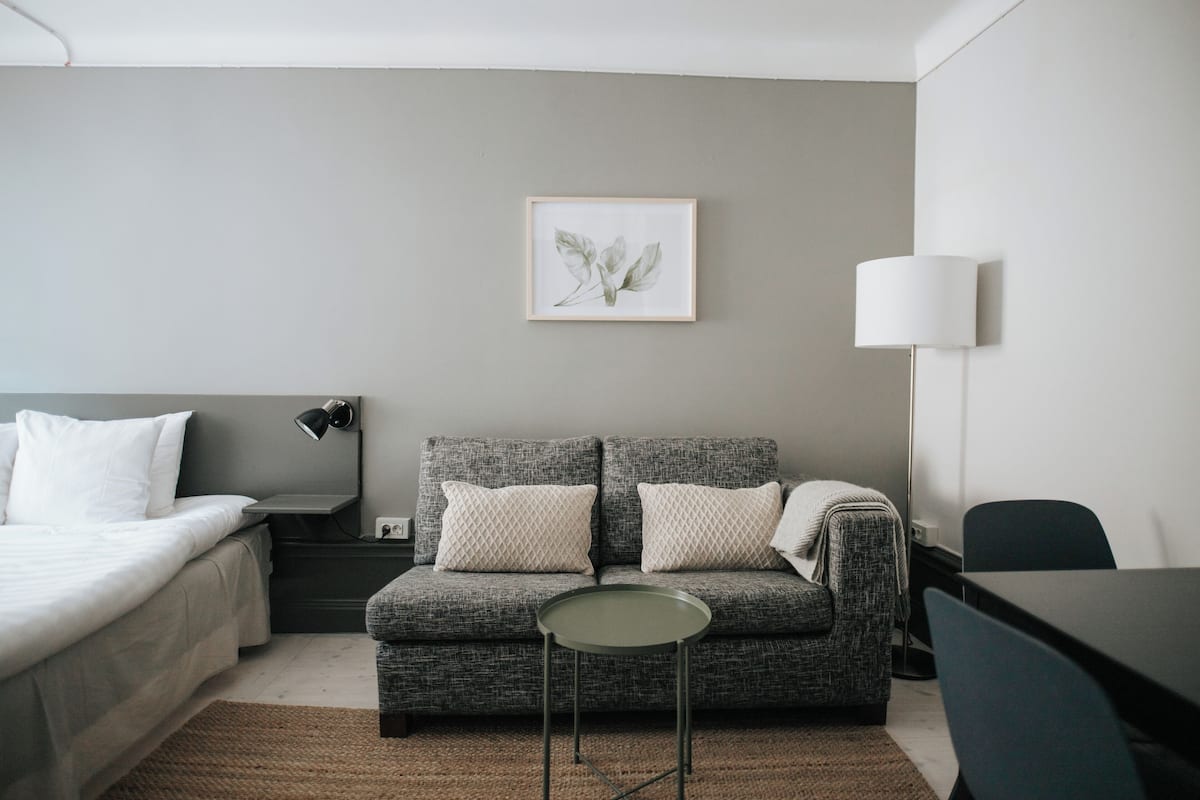 Standard-Zweibettzimmer, 2 Einzelbetten | Wohnbereich | 32-Zoll-Flachbildfernseher mit Kabelempfang