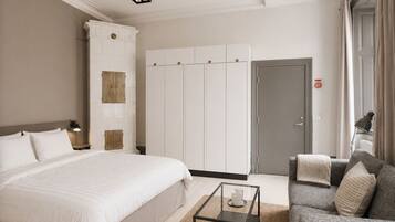 Double Studio Large | Premium bedding, blackout drapes, iron/ironing board, free WiFi
